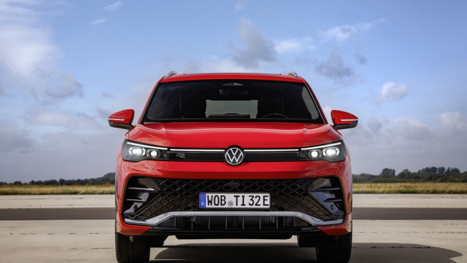 Tiguan Modell 2024 in rot Frontalaufnahme von vorn.