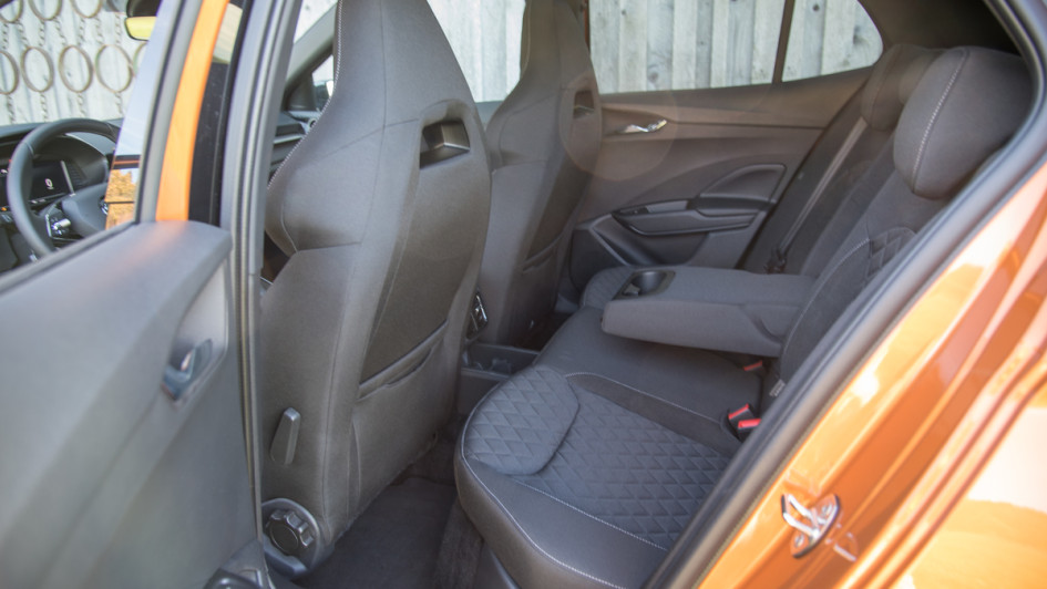 Skoda Fabia 1.5 TSI DSG Sitze hinten. Foto von außen durch geöffnete Tür