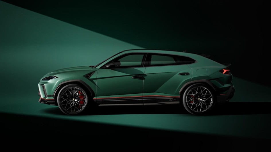 Trotz Leichtbaumaterialien wie Carbon und Titan bringt der Urus SE Performante rund 2,5 Tonnen auf die Waage
