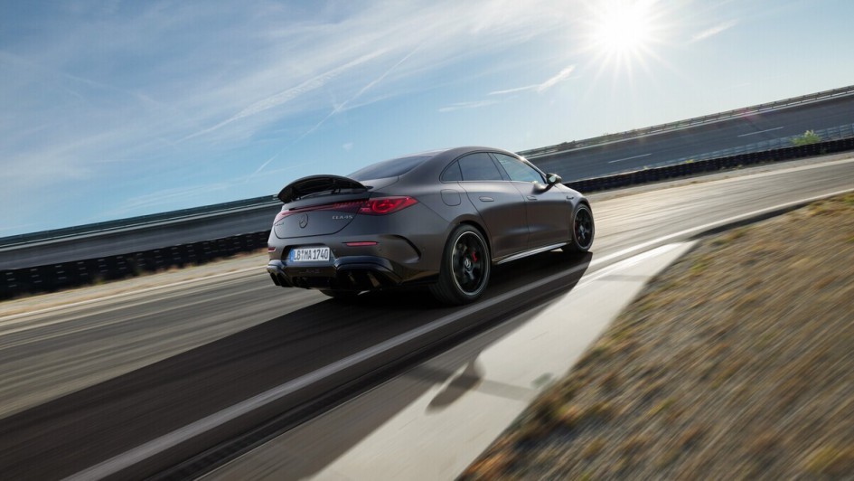 Zur technischen Ausstattung zählen ein adaptives Sportfahrwerk und eine aktive Aerodynamik mit ausfahrbarem Heck- beziehungsweise Dachkantenspoiler.