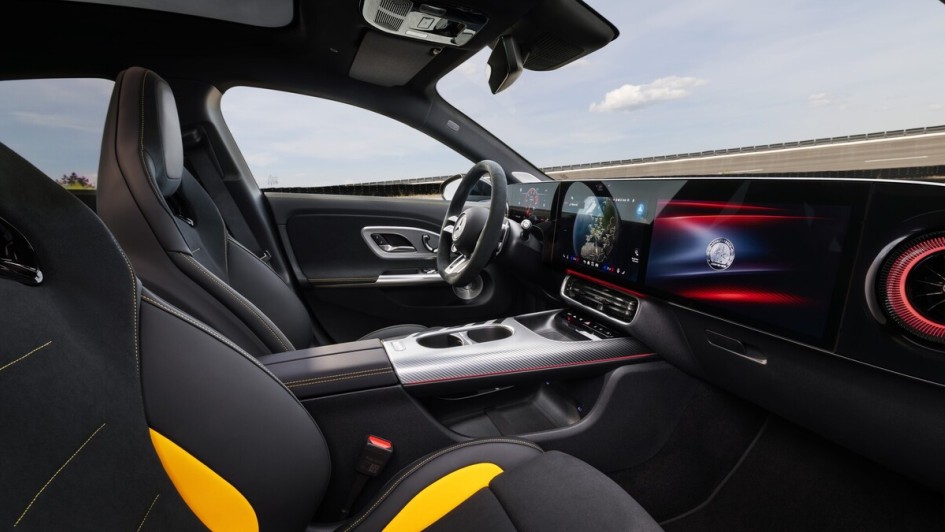 Innen erhält der CLA 45 Sportsitze, spezielle AMG-Apps und die vierte Generation des MBUX-Infotainmentsystems.