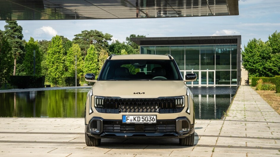 Unter der Haube arbeitet ein handelsüblicher 1,6-Liter-Turbobenziner mit 132 kW/180 PS