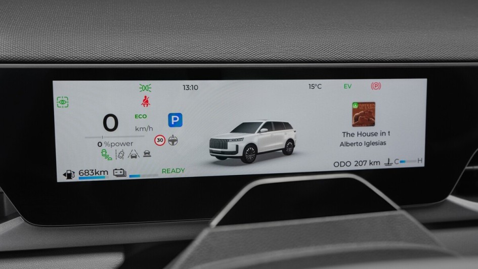 Fahrrelevante Informationen zeigt ein großes Farbdisplay hinterm Lenkrad an.