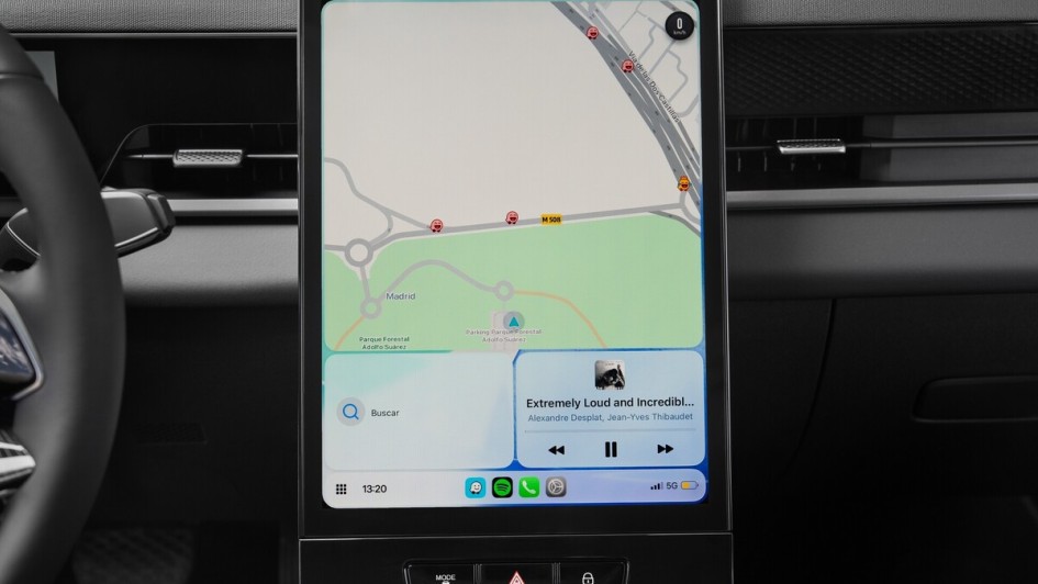 Das Infotainmentsystem verfügt über ein 13-Zoll-Touchscreen.
