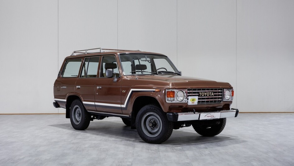 Japanischer Stil statt britischer Style – Der Toyota Land Cruiser FJ60 etablierte sich als Rivale zum Range Rover. Deshalb fuhr James-Bond- Darsteller Roger Moore diesen FJ60