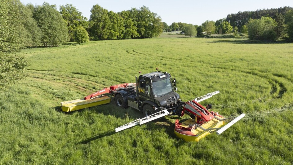 In der Landwirtschaft, hier etwa als fahrende XXL-Sense, ist der Unimog ebenfalls beliebt