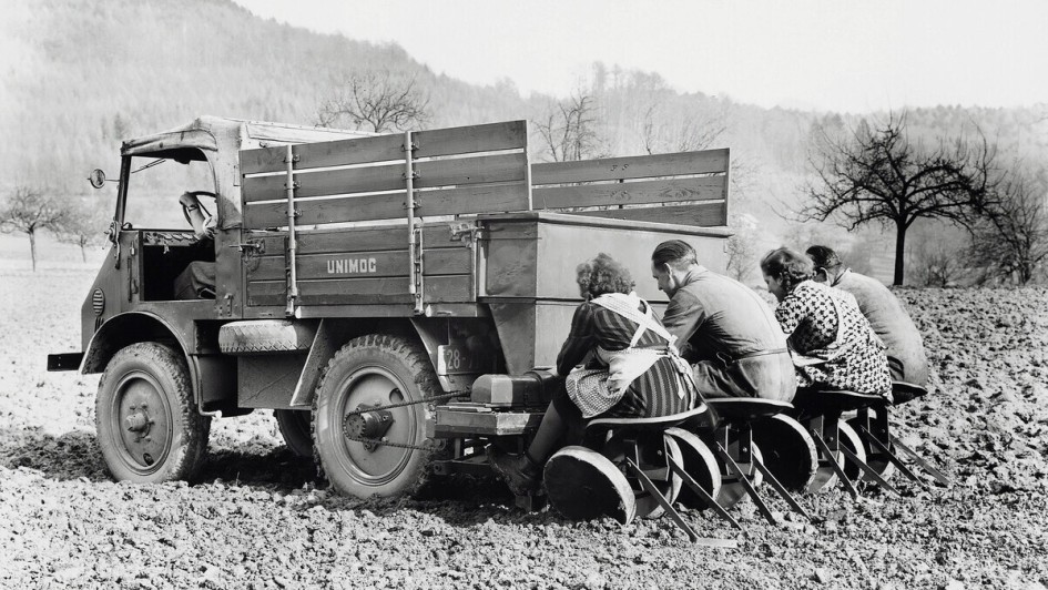 Erntehelfer mit 25 PS: Die halbautomatische Kartoffel-Pflanzmaschine war ein Anbaugerät aus den Anfangsjahren des Unimog. Die Spurbreite des Unimog war auf die Kartoffelreihen ausgelegt