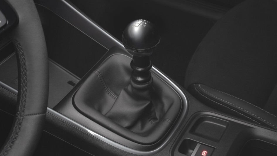 Der Fiat 600 ohne Elektrounterstützung wird immer mit Sechsgang-Handschalter ausgeliefert