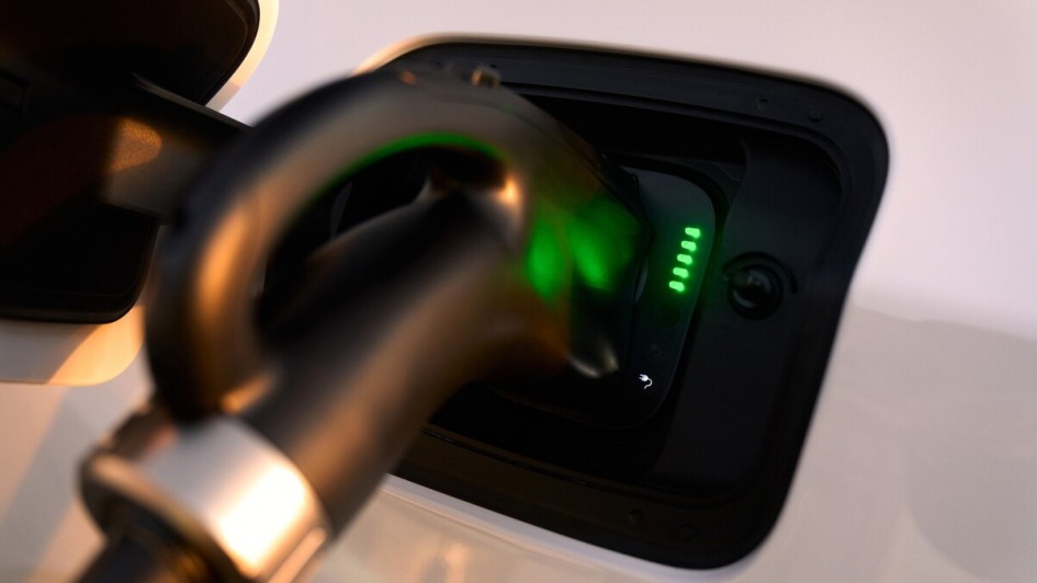 Bis zu 350 kW Ladestrom kann der Onboardlader des Charger verdauern. Eigentlich könnte der Wagen auch Supercharger heißen