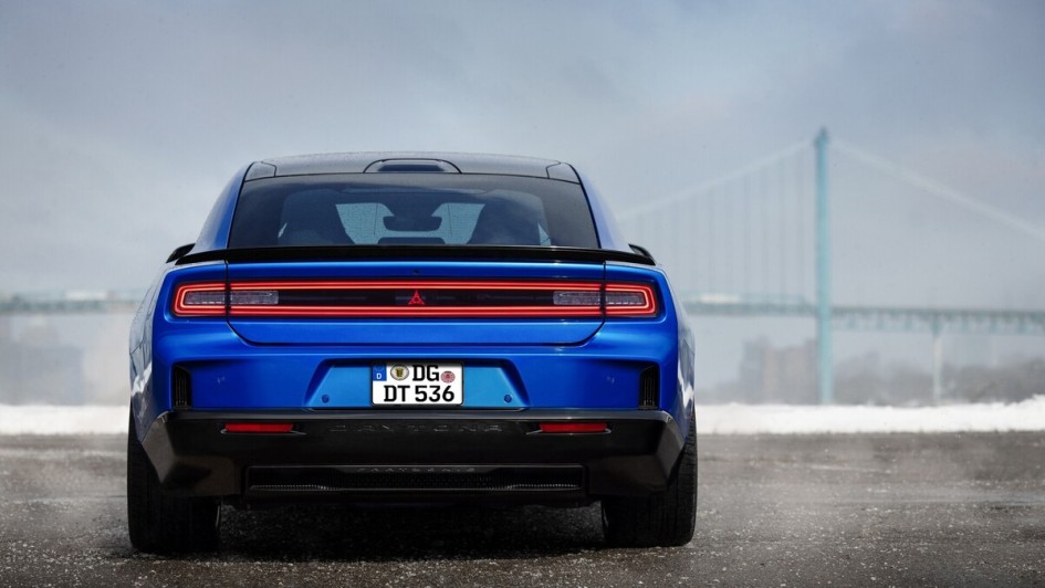 Wer es nicht lassen kann, kann den Dodge Charger auch mit klassischem Brumm-Brumm-Antrieb bekommen