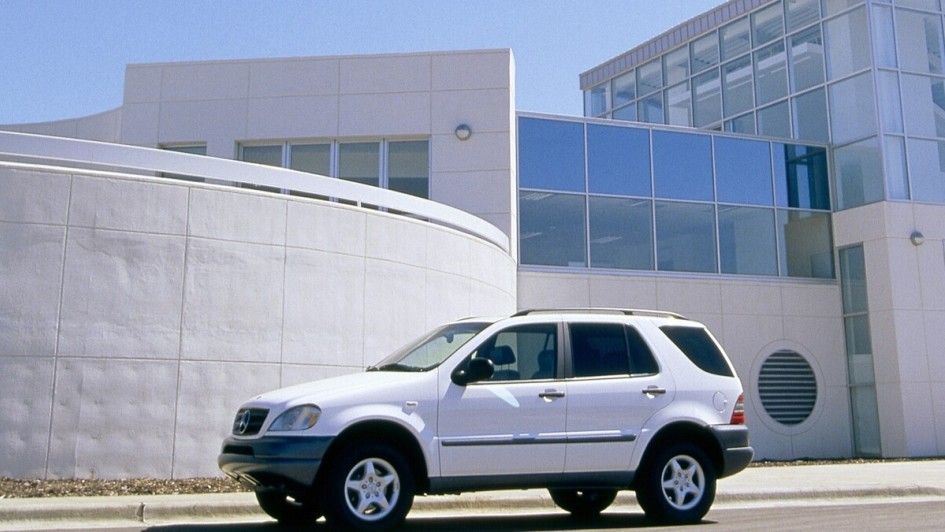 Ende der Neunziger entdeckt auch die automobile Oberklasse das aufstrebende SUV-Segment für sich. Mercedes schickt den ML 1997 ins Rennen