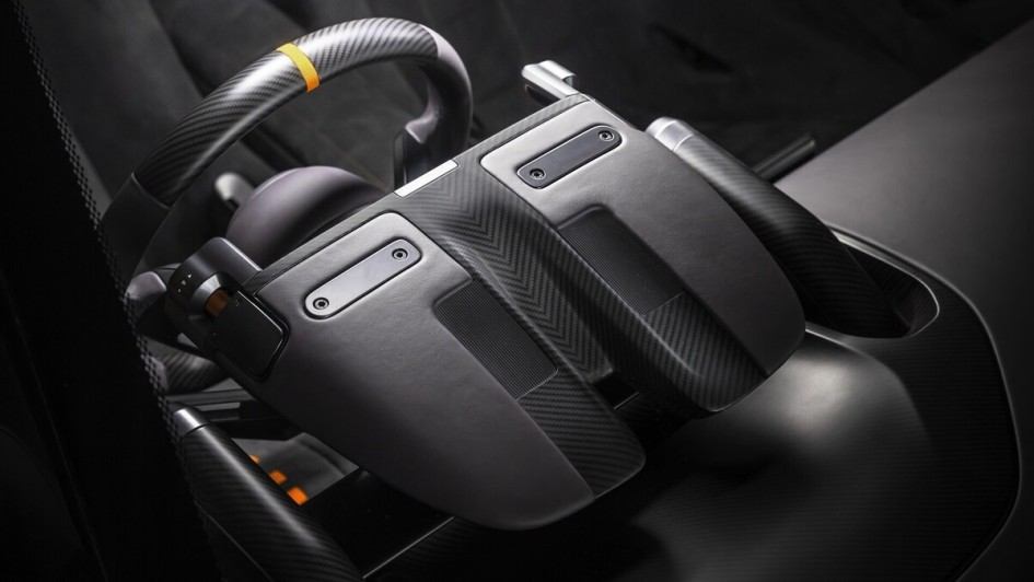 Alcantara, Leder und viel Sichtcarbon prägen den Innenraum