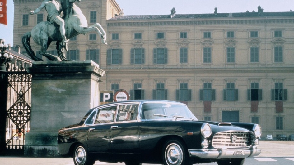 Diese bella berlina schrieb Designgeschichte – Mit geometrischen Linien und einem leichten Dachpavillon lieferte der Lancia Flaminia die Vorlage für den globalen Trend des Trapezdesigns.