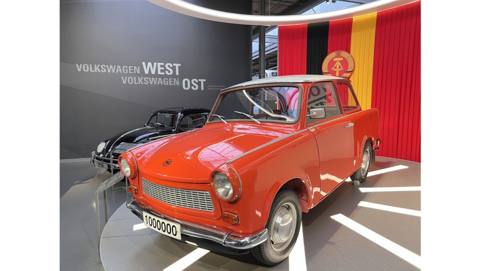 Volksauto Ost vs. Volksauto West – Der Trabant 601 wurde ab 1964 als Ikone der modernen Trapezform gefeiert, während der VW Käfer am Vorkriegsdesign festhielt.