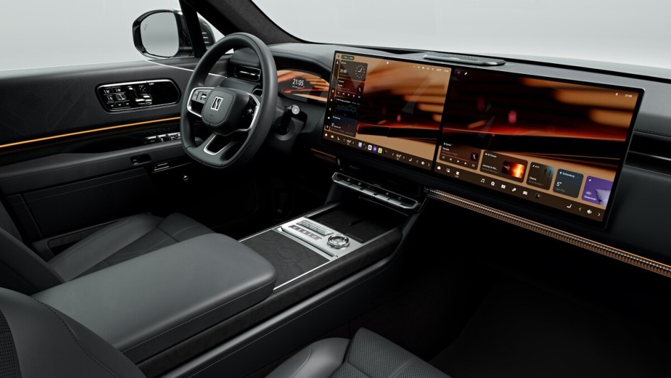 Das Cockpit des 9X ist mit großen Displayflächen ausstaffiert.