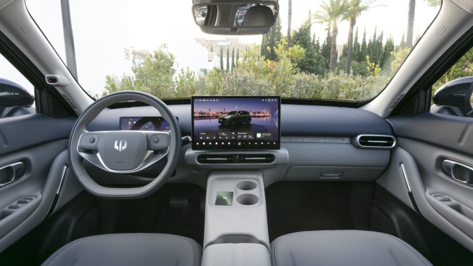Statt Knöpfe und Schalter bietet das Cockpit große Displayflächen.