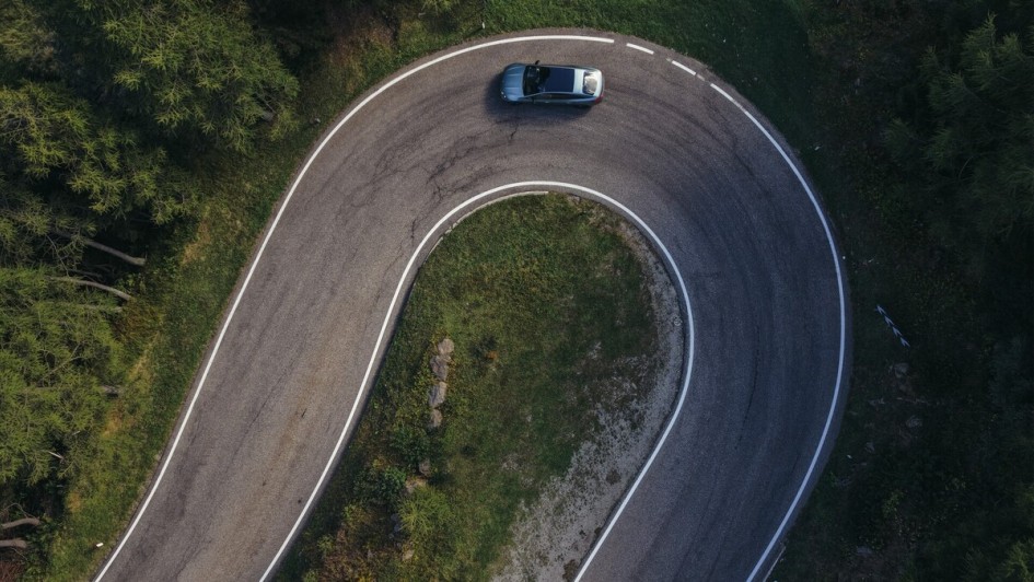 Kurven-Fahrspaß: Der knapp drei Tonnen schwere Mercedes EQS vermittelt dank Steer-by-Wire fast schon Gokart-Gefühle.