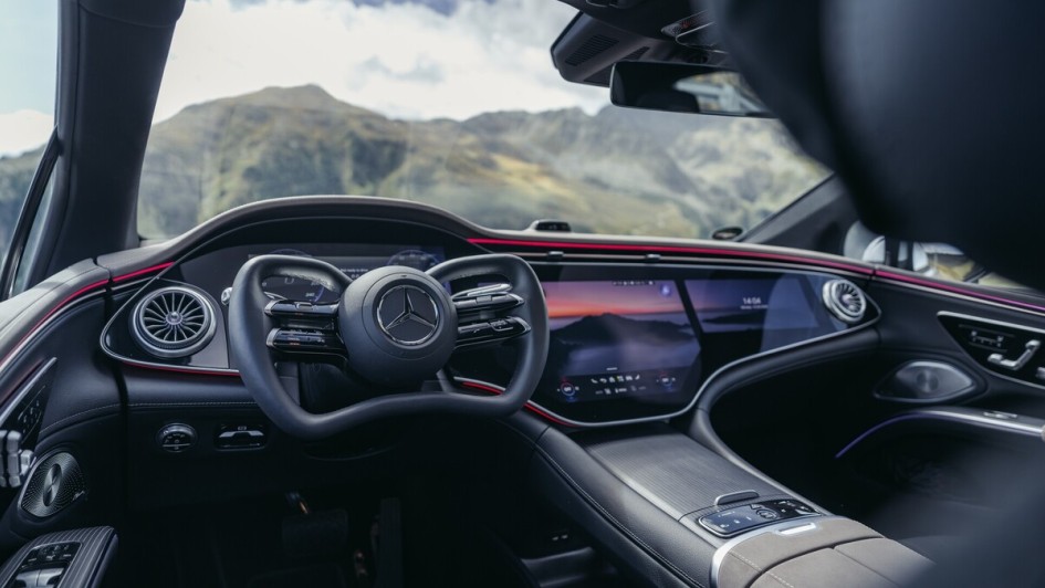 Liegende Acht statt Kreis: Der Yoke-Lenker wirkt im Mercedes EQS ein bisschen gewöhnungsbedürftig.