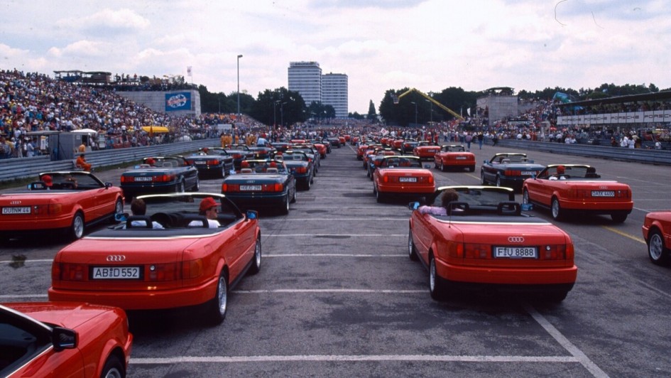 13_Das_Publikum_applaudierte_-_Zum_zwolften_Lauf_-_Foto_Unternehmensarchiv_der_AUDI_AG.jpg