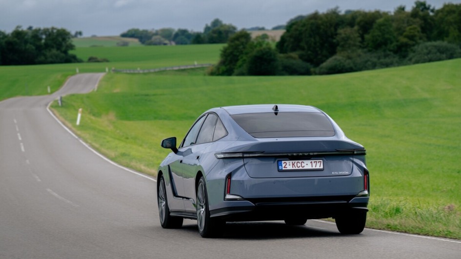 Optisch kommt die auf über fünf Meter gewachsene Limousine (plus 16,5 cm zum Vorgänger) deutlich dezenter daher