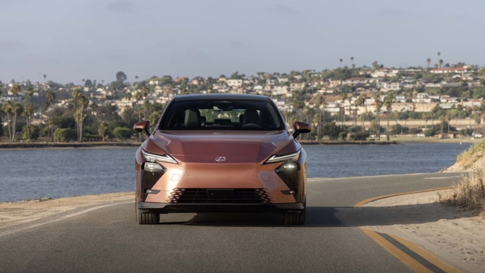 Geschäftskunden, die laut Lexus rund 80 Prozent der Käufer stellen, können den ES 350e für monatlich 519 Euro netto leasen