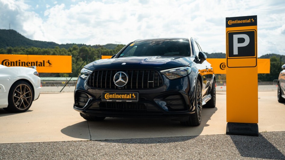 Moderne Antriebe – ob E-Motoren oder turboaufgeladene Verbrenner – liefern aus dem Stand heraus Drehmoment- und Beschleunigungswerte, die früher Sportwagen vorbehalten waren.