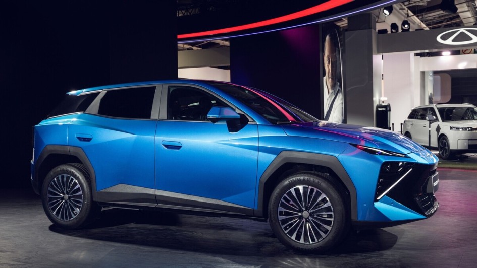 Für den Antrieb stehen ein Hybrid und eine E-Variante zur Wahl.