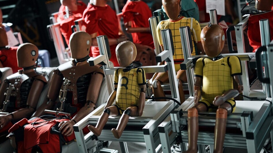 Warten auf den nächsten Einsatz: Die Crashtest-Dummies verfügen über je rund 150 Messsensoren