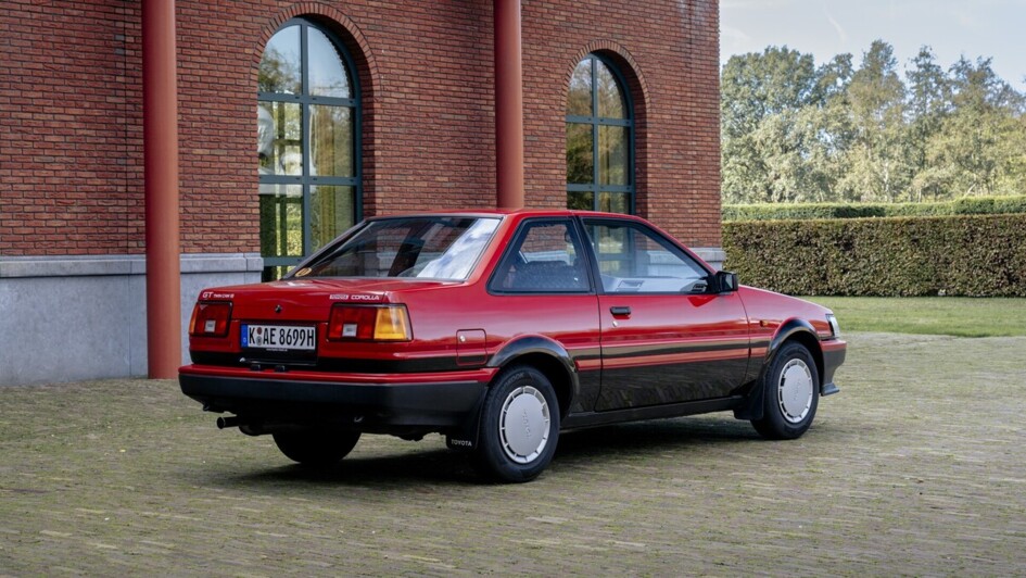 Generation 5 (1983 – 1987): Mehr Platz durch Frontantrieb, spezielles Fahrerlebnis durch die Heckantriebsversion AE86