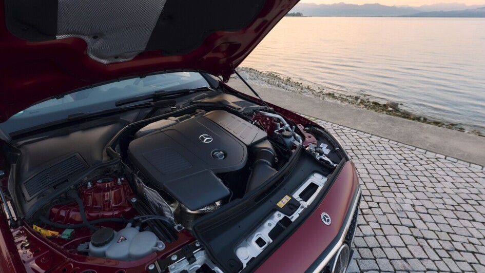 Der Startergenerator im Getriebe steuert beim Beschleunigen bis zu 17 kW/23 PS und 205 Nm bei, gewinnt beim Bremsen Energie zurück und schaltet den Motor in Rollphasen ab