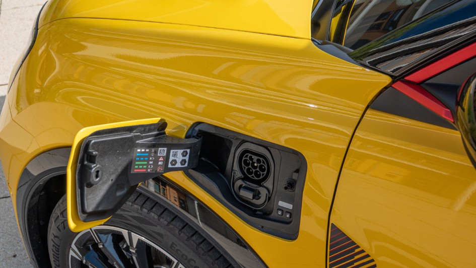 Foto der geöffneten Ladeklappe im vorderen linken Kotflügel des Renault 5 (R5)