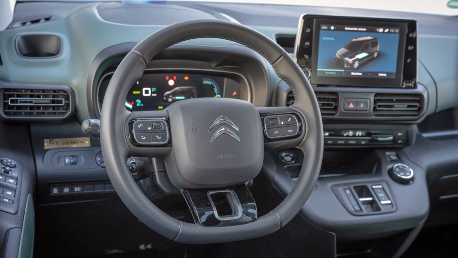 Cockpitschuss in den elektrisch angetriebenen Berlingo 2CV Fourgonnette mit Head-up-Display