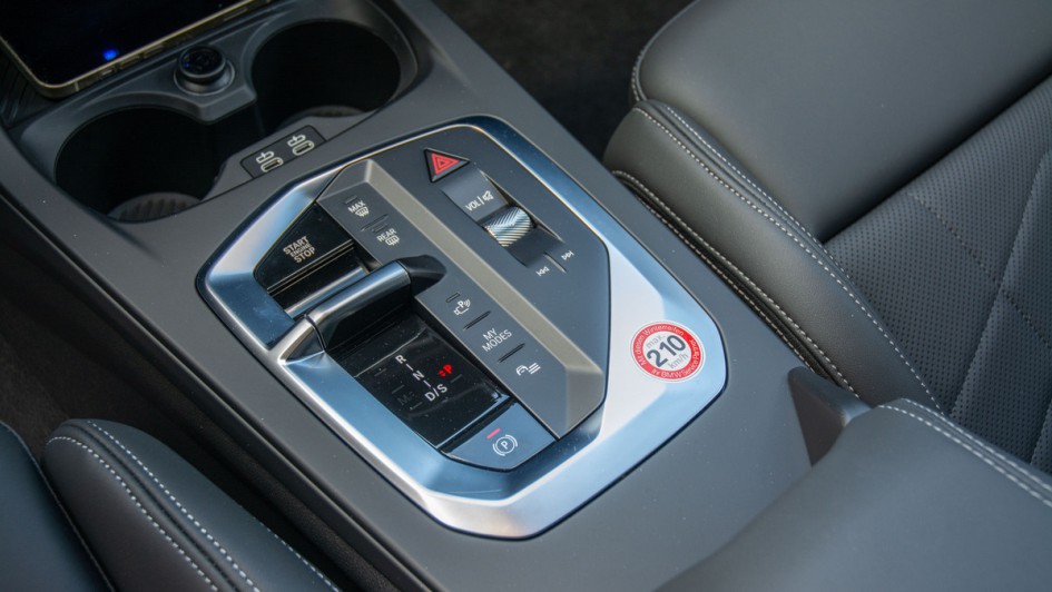 Mittelkonsole mit Schaltknubbel und Schnellwahltasten im BMW 120d