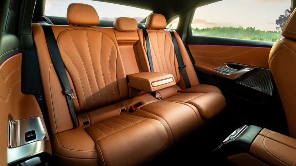 Rücksitzfoto im Mercedes C 400 4Matic elektrisch mit braunem Lederbezug