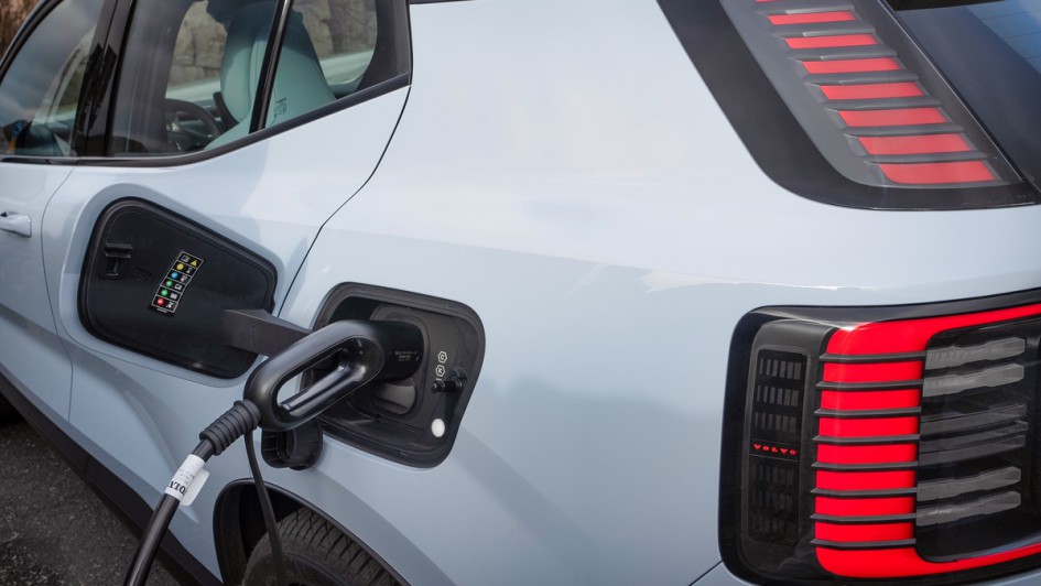 Volvo EX30 beim Laden mit CCS-Schnelllader