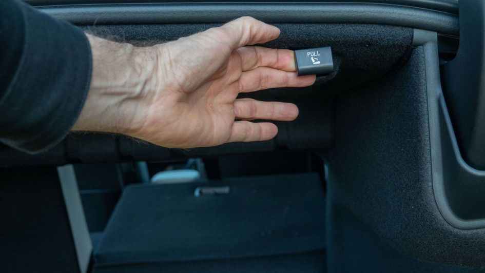 Entriegelung der Rücklehne im Kia EV4 Fastback-Kofferraum