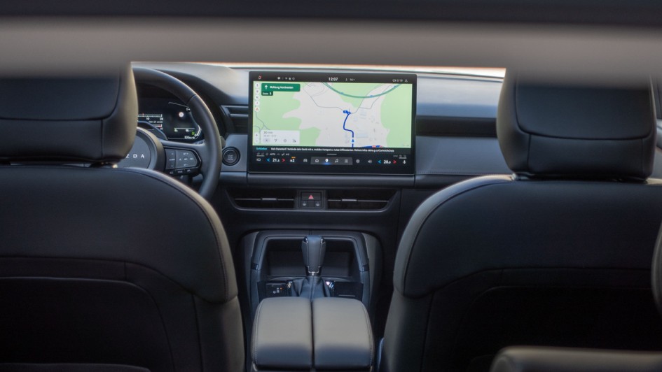 Detailfoto vom Navi im Mazda CX-5 von hinten durch den geöffneten Kofferraum fotografiert