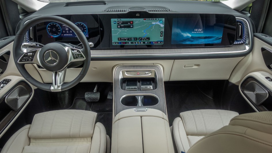 Foto des gesamten Cockpits des Mercedes VLE 300 electric