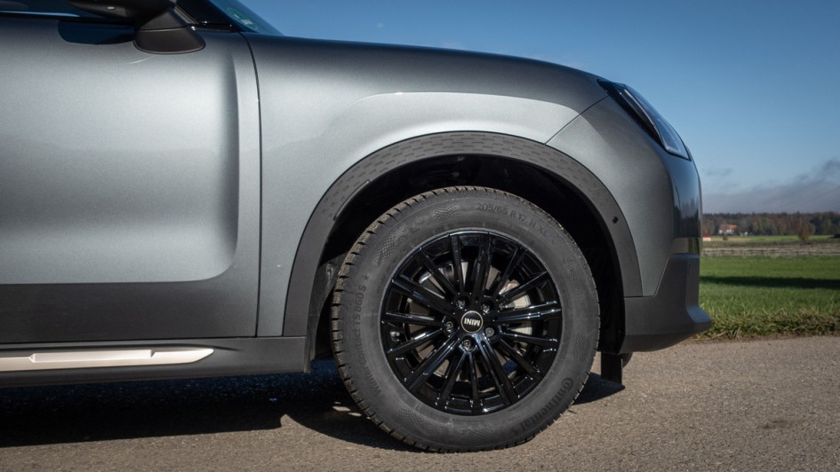 17-Zoll-Winterräder in schwarz am Mini Countryman D (U25)