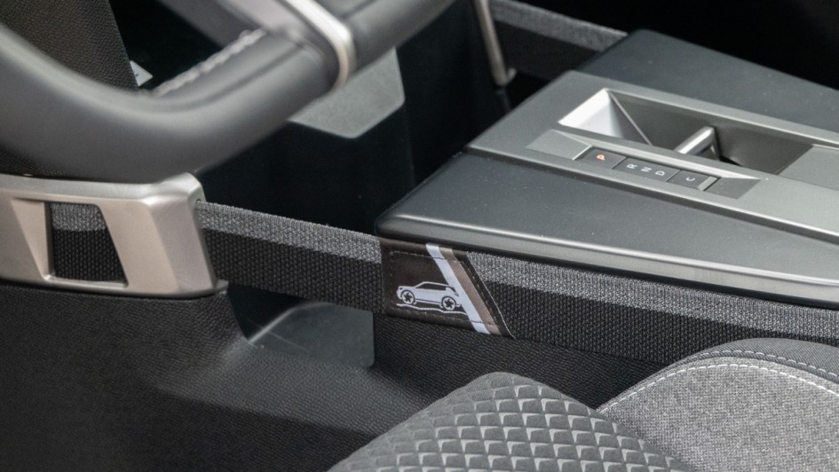 Mittelkonsole des Opel Frontera mit stilisiertem Fahrzeug an der Banderole, die rund um die Mittelkonsole angebracht ist