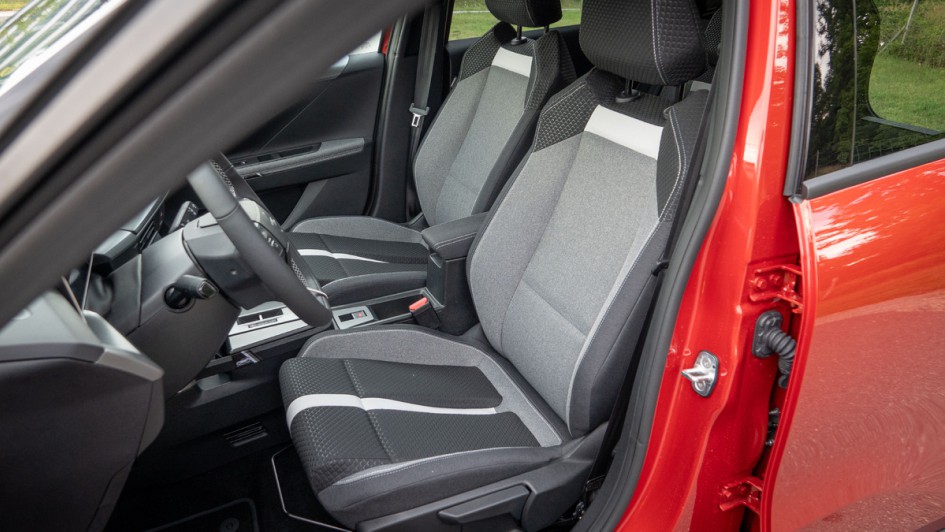 Vordersitze des Opel Frontera Electric in der GS-Ausstattung, was die Topversion ist