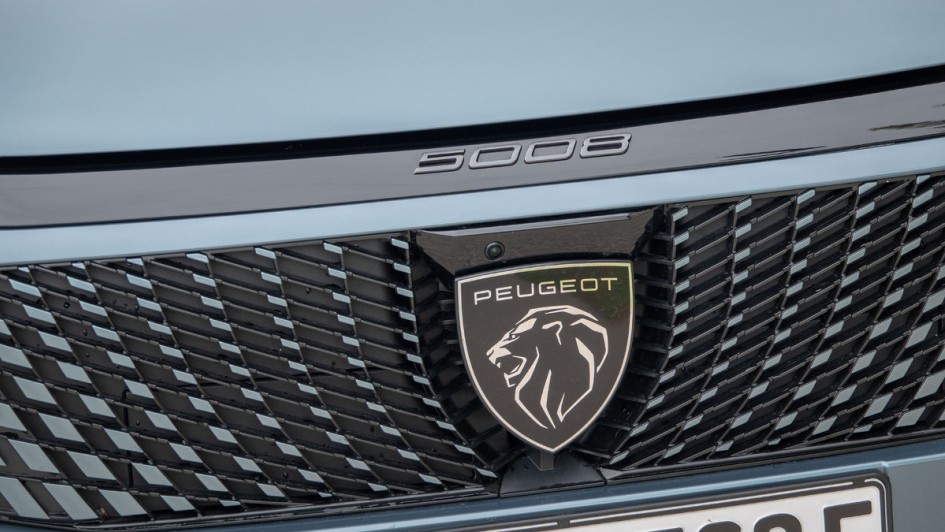 Schriftzug in der Frontmaske des Peugeot E-5008