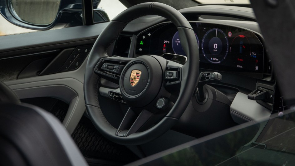 Foto vom Lenkrad im Porsche Cayenne Electric