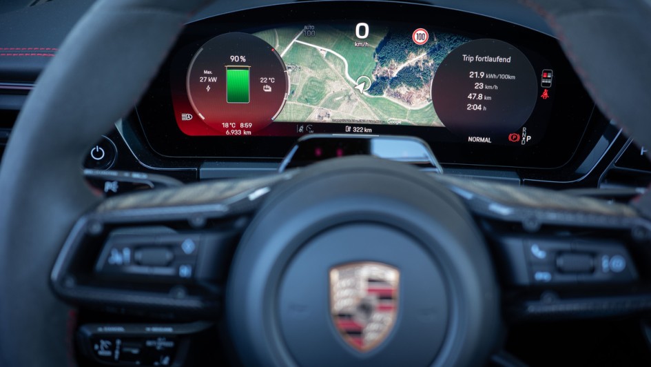 Kombiinstrument mit Navikarte eingeblendet, Foto im Porsche Macan GTS aufgenommen