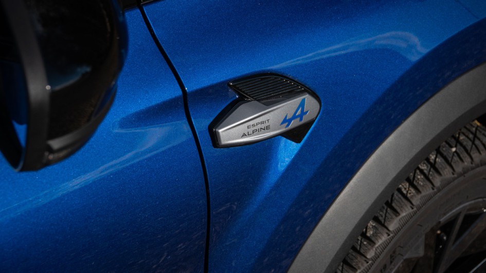 Detailfoto vom Emblem der Ausstattungslinie Esprit Alpine am Renault Captur