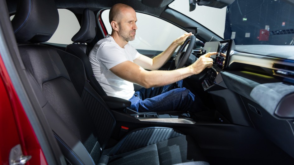 Innenraum mit Fahrer des neuen Renault Clio