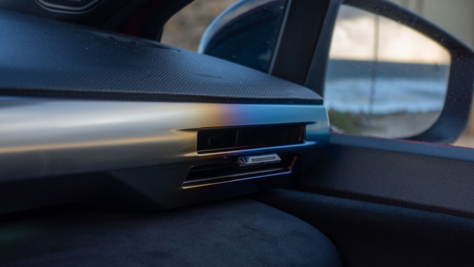 Foto des INnendekors am Armaturenbrett mit einem imitierten Hitzeverlauf im Fake-Aluminium