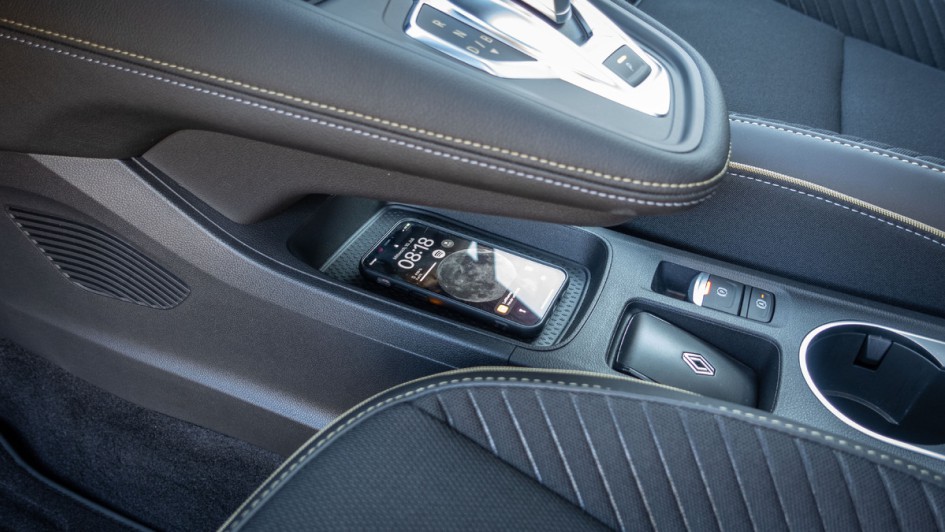 Renault Symbioz mit induktiber Handy-Ladestation unter dem Schalthebel