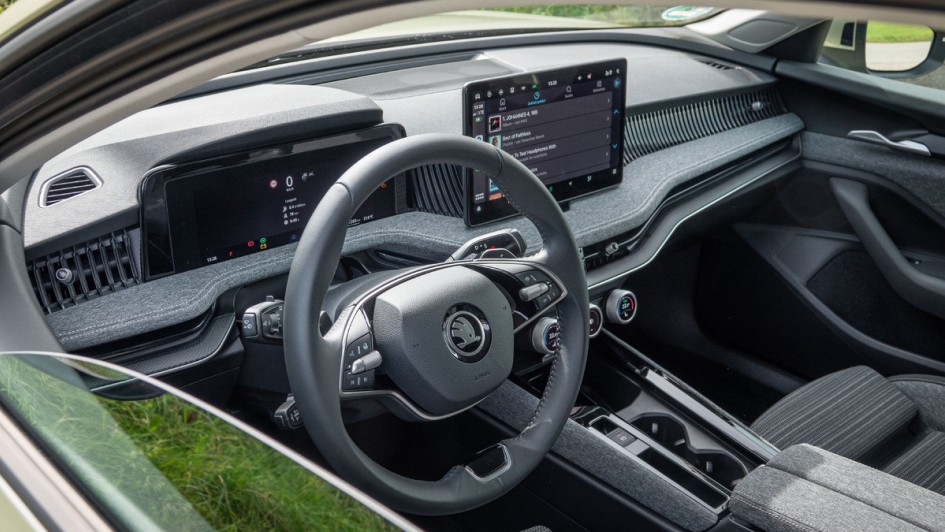 Skoda Superb Combi 2.0 TDI Foto vom Cockpit, aufgenommen durchs geöffnete Fahrerfenster