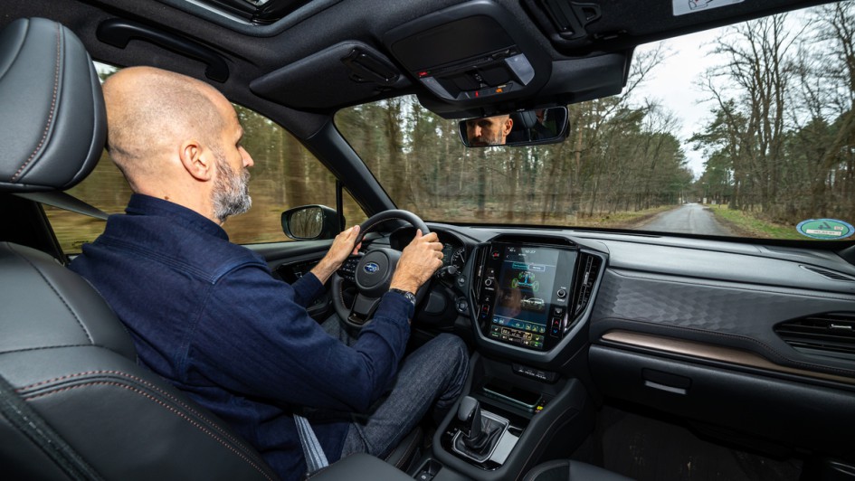 Aufnahme von innen nach außen mit Fahrer und gesamten Cockpit